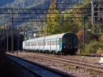 E464.031 mit einem APR Steuerwagen schiebt R 20736 von Meran zum Brenner. Am 18.10.14 Einfahrt Waidbruck.