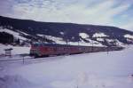 Ein Nahverkehrszug Richtung Brenner hat am 21.1.1991 hier mit 
Steuerwagen voraus gerade den Grenzbahnhof San Candido / Innichen
verlassen. 