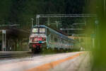 TI E464.203 h�lt mit einem Regionalzug nach Tarvisio im Bahnhof Ugovizza-Valbruna.
 
——————
 
Zug: R 16640
Laufweg: Trieste Centrale ➤ Monfalcone ➤ Palmanova ➤ Udine ➤ Gemona del Friuli ➤ Pontebba Tarvisio Boscoverde
