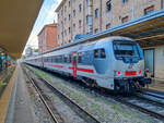 Trenitalia Intercity mit Steuerwagen UIC-Z1 in Torino Porta Nuova, 27.07.2022.