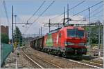 Die DB 193 357 fährt mit einem Güterzug durch den Bahnhof von Gallarate.