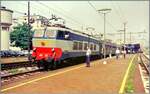 Diese Bild entstand praktisch an der selben Stelle wie das vorangegangene: Die FS E 656 255  Caimano  wartet mit einem Schnellzug aus der Schweiz nach Milano auf die Streckenfreigabe.