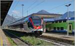 TILO Flirts RABe 524 gehören seit einigen Jahren auf Treniatlia- oder Trenordstrecken zum alltäglichen Betriebsgeschehen. Aber ein TILO Flirt im Piemont, genauer gesagt in Domodossola, ist dann doch eine Seltenheit. Der SBB TILO RABe 524 102 (UIC 94 85 0 524 012-7 CH-FFS) rollt mit gesenktem Stromabnehmer in den Gleichstromteil des Bahnhofs von Domodossola. 
Allem Anschein nach ist der Triebwagenzug auf Probefahrt.

22. August 2025