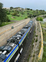 Pantograf ohne Fahrleitung! Zweikrafthybridtriebzug HTR 412 'Blues' auf der Fahrt nach Gela bei Donnafugata.