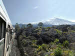 Im Hintergrund der beinahe ununterbrochen tätige Vulkan Ätna, in diesem Moment entweichen leider nur kleine Rauchwolken: Fahrt bei schönstem Wetter und mit offenen Fenstern im
