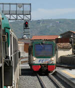 In Bronte wartet unser Zug den Gegenzug ab: Einfahrt des Regionalzuges von Randazzo nach Catania.