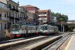 Zwei verschiedene Typen von Dieseltriebwagen im Bahnhof Randazzo.