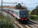 Lok E464.229 fährt mit dem IC von Palermo nach Messina aus dem Bahnhof Tusa.