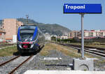 Ausfahrt des Regionalzuges nach Palermo in der Nachmittagssonne. Trapani, 30.4.2026