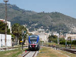 Ausfahrt des Regionalzuges nach Palermo in der Nachmittagssonne.