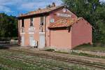 Auch wenn es nicht so aussieht, aber wenn der Touristenzug  Trenino Verde  von Arbatax nach Gairo und wieder zurückfährt, findet im Bahnhof von Villagrande ein planmäßiger Halt statt. Am 24.09.2019 wurde das nicht mehr im Betrieb befindliche Bahnhofsgebäude fotografiert.