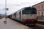 Drei Dieselloks Baureihe D 443, vorn D 443.1019, fahren mit Gterzug von Golfo Aranci kommend am 18.10.2005 durch den Bahnhof Olbia in Richtung Sden. Alle Gter, die mit der Bahn befrdert werden und vom italienischen Festland kommen, werden mit Schiffen der Staatsbahn nach Golfo Aranci gebracht und von dort weiter befrdert.