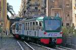 Auf der Fahrt nach Adrano Nord verlassen die Triebwagen ADE 24 und ADE 22 (95 83 4550 022-6) der FCE den Bahnhof Catania Borgo am 07.11.2022