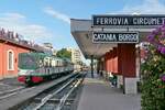 In Catania Borgo stehen die Triebwagen ADE 24 (95 83 4550 024-2) und ADE 22 der FCE bereit, um die Fahrt nach Adrano Nord zu beginnen (07.11.2022)