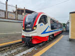 Triebzug DMU-002B der Ferrovia Circumetnea von Adrano nach Catania Borgo bei der Einfahrt in Cibali, 20.09.2023.