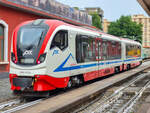 Triebzug DMU-002A der Ferrovia Circumetnea ist aus Adrano im Schmalspurbahnhof Catania Borgo angekommen, 20.09.2023.