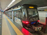 Metro Catania Zug CT2 - 001  Agatha  nach Nesima in Stesicoro, 20.09.2023.
