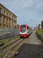 Es ist kurz vor 16:30 am 07.05.2024: DMU 001 verlässt als Zug 25 den Bahnhof Catania Borgo in Richtung Paternò.