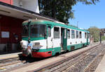 Triebwagen ADe 18 geniesst in Randazzo noch die Mittagssonne, bevor den Bahnhof in Richtung Linguaglossa verl�sst. Randazzo, 28.4.2026