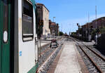 Endstation, alles Aussteigen bitte! Ende April 2026 verkehrten die Z�ge von Randazzo in Richtung Giarro - Riposto nur bis Linguaglossa. Das Gleis links ist mit einem Prellbock 'gesichert', das rechte Gleis wurde dem Anschein nach schon l�nger nicht mehr befahren. Mir ist keine Wiederaufnahme des Schienenverkehrs Linguaglossa - Giarre - Riposto bekannt. Linguaglossa, 28.4.2026