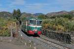 Triebwagen ADE 13 (95 83 4500 013-6), hinter ADE 16, am 16.11.2022 auf der Fahrt von Randazzo nach Riposta kurz vor Linguaglossa