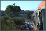 Auf einem Felsen neben der Strecke steht das alte Einfahrsignal des Bahnhofs Cerro an der Ferrovia Circumetnea.