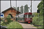ET 24 nach Klobenstein hält am 29.5.2022 um 12.11 Uhr im Haltepunkt Linzbach.