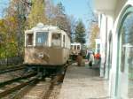  Hektischer  Betrieb am 15.10.07 im Bhf.Oberbozen/Soprabolzano bei schnstem Herbstwetter.Vorne Tw 12,hinten Tw 2,beide Baujahr 1908.