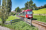 Nachschuss von TW 21 nahe der Bedarfshaltestelle Linzbach.
Unterwegs war die Garnitur als Linie 160 (Collalbo/Klobenstein – Soprabolzano/Oberbozen – Maria Assunta/Maria Himmelfahrt)
Aufgenommen am 25.8.2017.