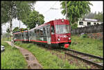 ET 24 der Rittner Bahn verläßt hier am 29.5.2022 um 12.24 Uhr den Haltepunkt Linzbach in Richtung Klobenstein.