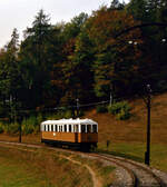 Südtiroler Rittner Bahn mit einem Wagen aus der ersten Zeit der Bahn (Herbst 1985)