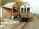 Der 4 achser  Alioth  TW 105 in Maria Himmelfahrt am 25.10.05 Hier  begann resp.endete die Zahnradstrecke (1907-1966)von Bozen aus und  die Wagen fuhren alleine mittels Adhsion nach Oberbozen und