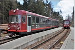 Rittner Schmalspurbahn Maria Himmelfahrt - Oberbozen - Klobenstein. Be 4/8 21 und 24 ex Trogenerbahn bei der Zugskreuzung in Lichtenstern. (16.04.2016)