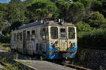 FERROVIA GENOVA CASELLA FGC  NORMALBETRIEB  Der Zug 8 mit dem Triebwagen A 12 beim Zwischenhalt in Busalletta am 5.