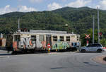 FERROVIA GENOVA CASELLA FGC  NORMALBETRIEB  Dienstzug mit dem Triebwagen A 10 beim Passieren der Hauptstrasse durch den Kreisel bei Casella am 5.