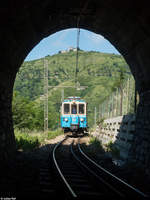 Fotofahrt auf der Ferrovia Genova - Casella am 30. Juni 2018.<br>
Am Morgen fuhr der Triebwagen A2 (ex FEVF) mit dem Güterwagen F102 von Genova nach Vicomorasso. Hier auf der Bergstrecke zwischen Cappuccio und Trensasco. Auf dem Hügel im Hintergrund thront das Forte Puin.