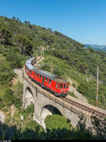 Fotofahrt auf der Ferrovia Genova - Casella am 30. Juni 2018.<br>
Am Nachmittag ging es zurück nach Genova in einem Zug bestehend aus dem Triebwagen A9 und den Personenwagen C51, C50 und C102.<br>
An der wohl bekanntesten Fotostelle der Bahn, auf einer der Brücken zwischen Cappuccio und Sant'Antonino.