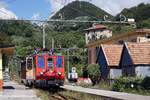 FERROVIA GENOVA CASELLA FGC
NORMALBETRIEB
Triebwagen A 9 als Zug 12 anlässlich seinem kurzen Zwischenhalt in Vicomorasso am 5. September 2018.
Spezielle Beachtung gilt dem fotogenen Güterwagen 301 mit Bremserhaus auf dem Abstellgeleis, der am Vortag mit dem Zug 18 ab Casella Dep. überführt wurde.
Foto: Walter Ruetsch