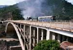 Mandas - Arbatax. Strae und Bahnstrecke berqueren einen Auslufer des Stausees Lago del Flumendosa (13. September 1989).