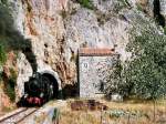 Mandas - Arbatax. FCS 400 verlsst einen Tunnel oberhalb des Lago del Flumendosa. Rechts eines der typischen Streckenwrterhuser, die in dieser fast menschenleeren Gegend an der Strecke Spalier stehen (13. September 1989).