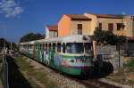 Ein Steuerwagen vor ADm 53 und ADm 58 mit AT 77 Sassari - Alghero bei Olmedo, 29.08.2014.