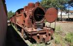 Lok 2 (Breda) rostet seit den 60er Jahren im Bahnhof Mandas vor sich hin, Aufnahme vom 24.08.2014.