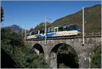 Der SSIF Treno Panoramico Vigezzo Vision D 61 P mit dem Be 4/4  Pp 84 an der Spitze überquert zwischen Trontano und Verigo den Steinbogen-Viadukt über den Rio Graglio.