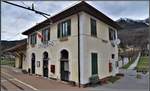 Die Stationsgebäude der Centovallibahn haben ihren eigenen Baustil, sehen sehr gepflegt aus und sind auf dem italienischen Abschnitt allesamt mit einer italienischen Flagge geschmückt.