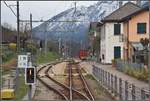 Eine der typischen Kreuzungsstationen auf dem italienischen Streckenabschnitt ist Malesco e Val Cannobina. Die folgenden Aufnahmen entstanden aus dem Treno Panoramico, wo sich neben dem Lokführer ein Panoramsitz befindet, und der war nicht mal besetzt. (10.04.2019)