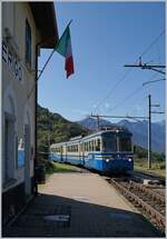 Der SSIF ABe 8/8 22  Ticino  als Regionalzug nach Re unterwegs bei der Ankunft in Verigo, wo zwar niemand ein- oder aussteigt, der Triebwagen aber auf den Gegenzug warten muss und mit die Gelegenheit bietet. in aus verschieden Blickwinkeln zu fotografieren. 10. Oktober 2019