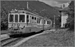 Der SSIF ABe 6/6 N° 34  Piemonte  verlässt, nachdem vier Reisende ausgestiegen sind, den kleinen Bahnhof Verigo.