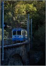 Ein Hauch Herbst im Valle  Vigezzo: Bei schon tiefem Sonnenstand fährt Der ABe 8/8 N° 22  Ticino  als Regionalzug 265 über das Rio Graglia Viadukt zwischen Trontano und Verigo.
24. Okt. 2014
