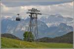 Rittner Luftseilbahn bei Oberbozen mit den Dolomiten im Hintergrund.