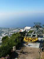 Luftseilbahn auf Capri.  
Bergstation der Seggiovia von Anacapri zum Monte Solaro, der 589 Meter ber dem unschwer erkennbaren Meer hoch ist.
2010-08-27 Capri 
